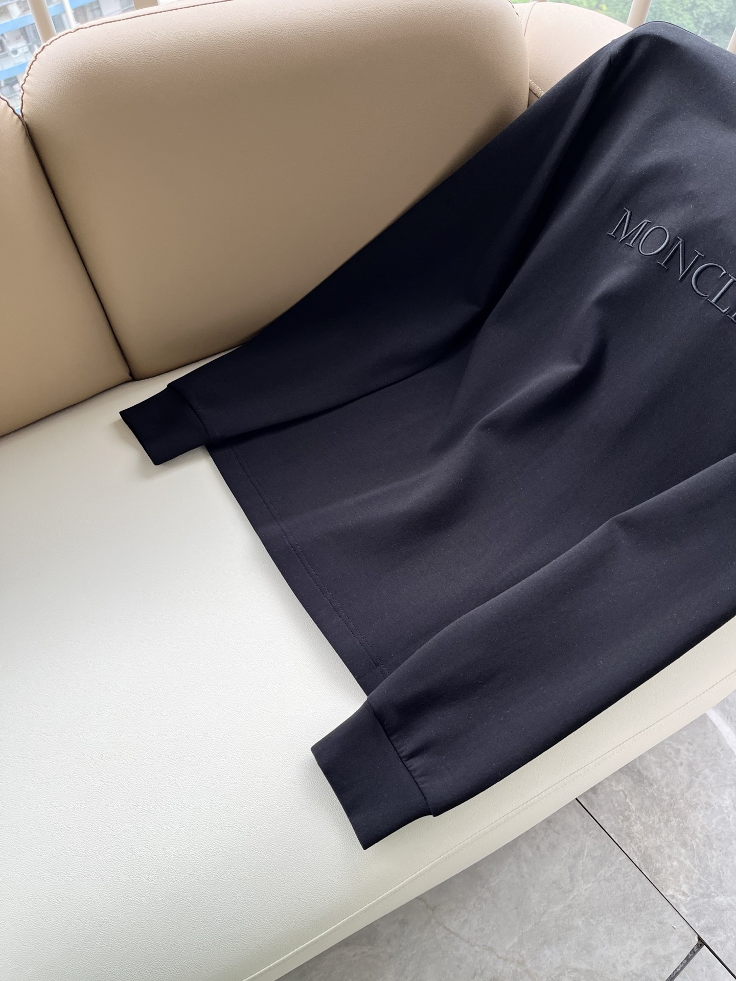 Moncler蒙口2026秋冬新款贸易订单长袖打底衫,全品相!!网红款!胸前logo图案刺绣设计!上身舒适透气,不僵硬, Moncler蒙口2026秋冬新款贸易订单长袖打底衫,全品相!!网红款!胸前logo图案刺绣设计!上身舒适透气,不僵硬,