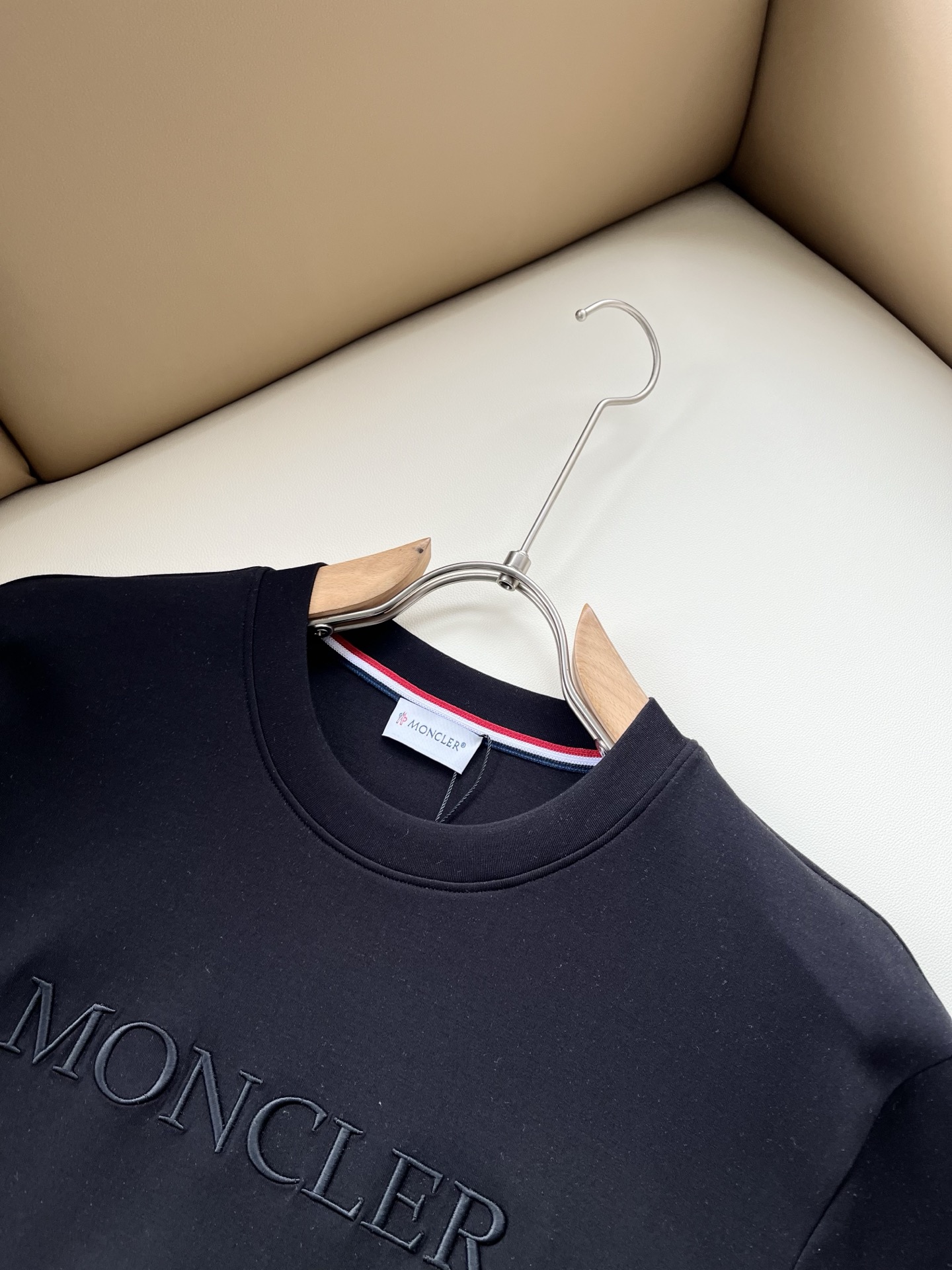 Moncler蒙口2026秋冬新款贸易订单长袖打底衫,全品相!!网红款!胸前logo图案刺绣设计!上身舒适透气,不僵硬, Moncler蒙口2026秋冬新款贸易订单长袖打底衫,全品相!!网红款!胸前logo图案刺绣设计!上身舒适透气,不僵硬,