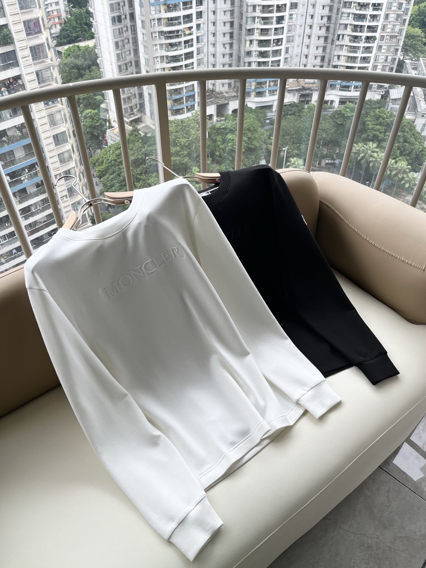 Moncler蒙口2026秋冬新款贸易订单长袖打底衫,全品相!!网红款!胸前logo图案刺绣设计!上身舒适透气,不僵硬, Moncler蒙口2026秋冬新款贸易订单长袖打底衫,全品相!!网红款!胸前logo图案刺绣设计!上身舒适透气,不僵硬,