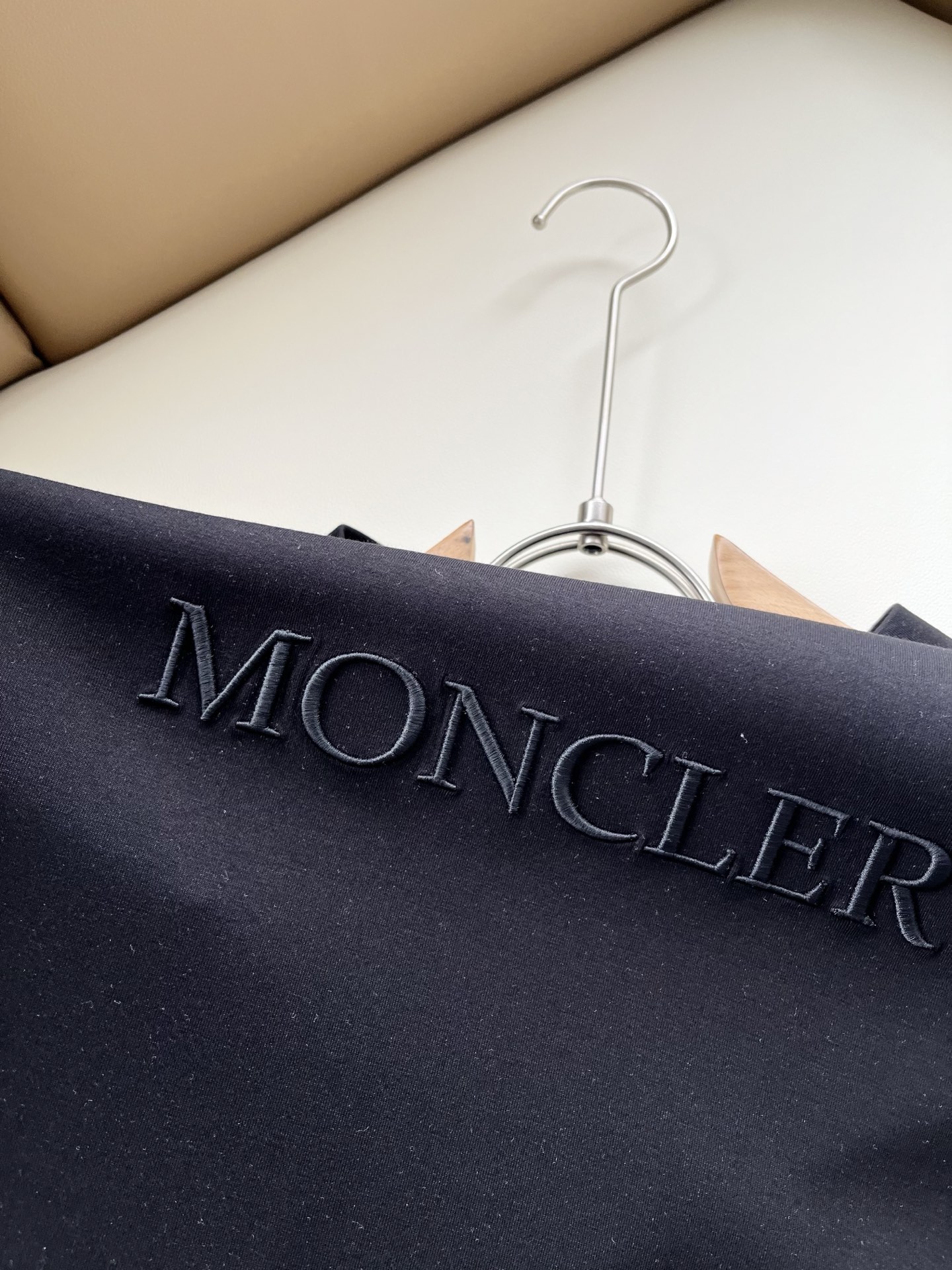 Moncler蒙口2026秋冬新款贸易订单长袖打底衫,全品相!!网红款!胸前logo图案刺绣设计!上身舒适透气,不僵硬, Moncler蒙口2026秋冬新款贸易订单长袖打底衫,全品相!!网红款!胸前logo图案刺绣设计!上身舒适透气,不僵硬,