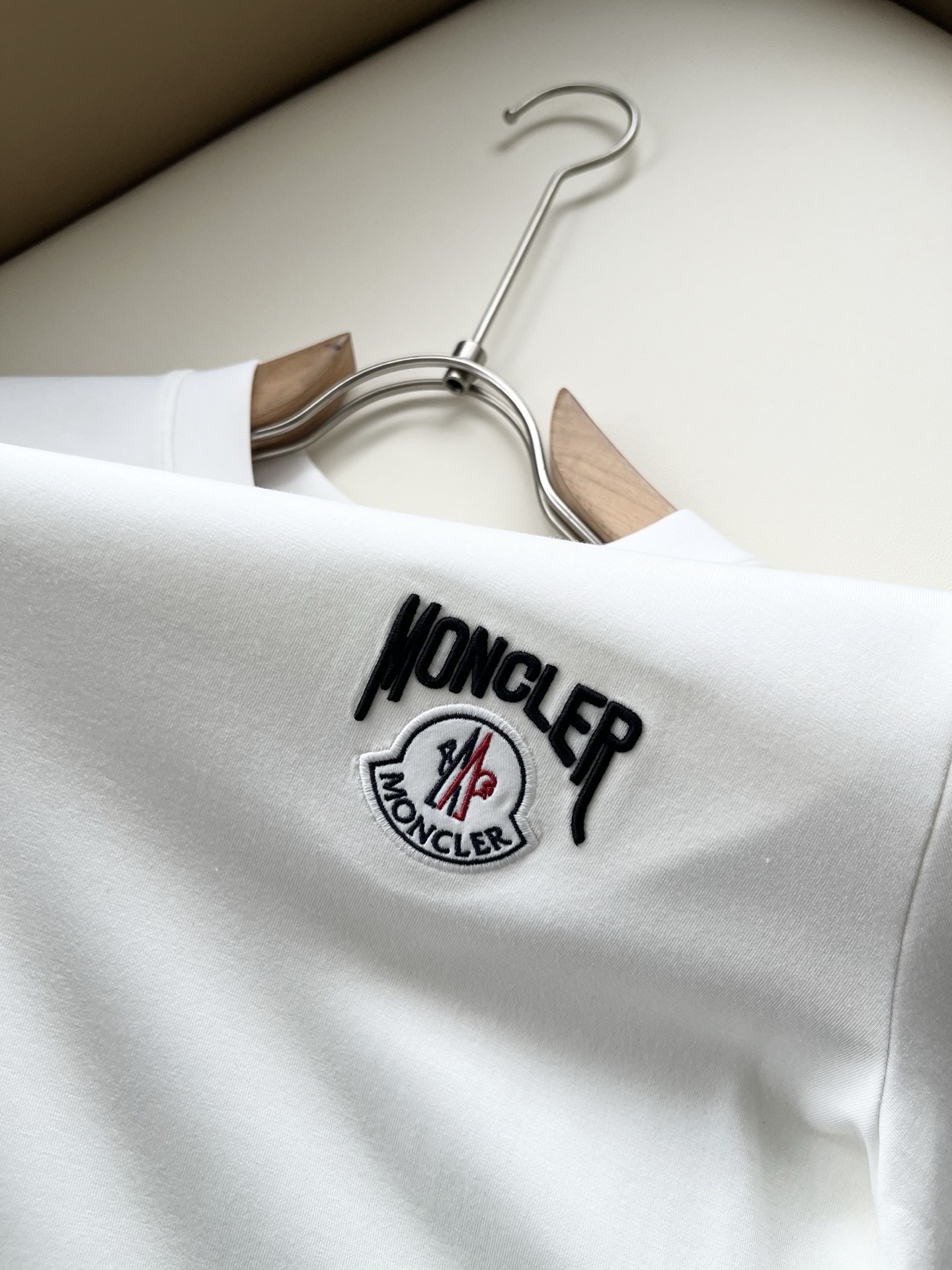 Moncler蒙口2026秋冬新款贸易订单长袖打底衫,全品相!!网红款!胸前logo图案刺绣设计!上身舒适透气,不僵硬, Moncler蒙口2026秋冬新款贸易订单长袖打底衫,全品相!!网红款!胸前logo图案刺绣设计!上身舒适透气,不僵硬,