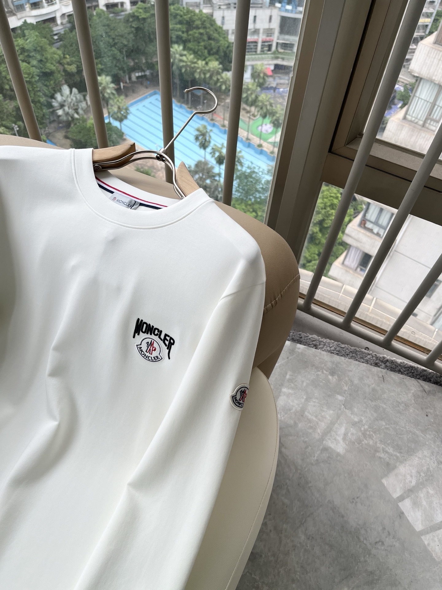 Moncler蒙口2026秋冬新款贸易订单长袖打底衫,全品相!!网红款!胸前logo图案刺绣设计!上身舒适透气,不僵硬, Moncler蒙口2026秋冬新款贸易订单长袖打底衫,全品相!!网红款!胸前logo图案刺绣设计!上身舒适透气,不僵硬,