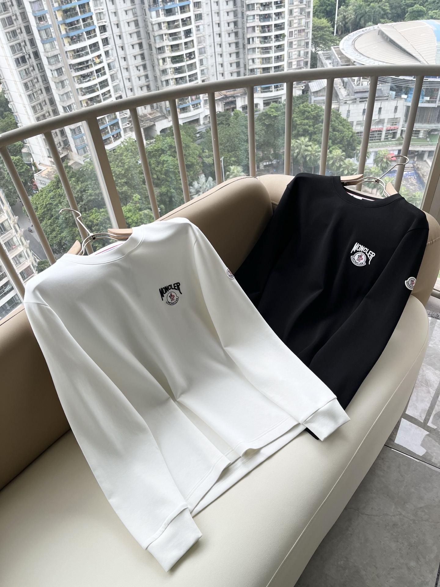 Moncler蒙口2026秋冬新款贸易订单长袖打底衫,全品相!!网红款!胸前logo图案刺绣设计!上身舒适透气,不僵硬, Moncler蒙口2026秋冬新款贸易订单长袖打底衫,全品相!!网红款!胸前logo图案刺绣设计!上身舒适透气,不僵硬,