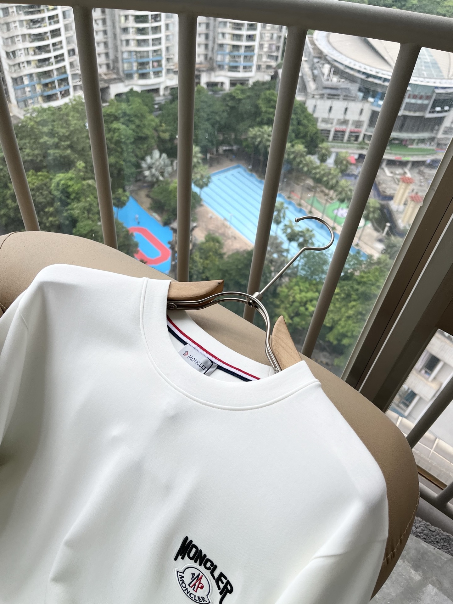Moncler蒙口2026秋冬新款贸易订单长袖打底衫,全品相!!网红款!胸前logo图案刺绣设计!上身舒适透气,不僵硬, Moncler蒙口2026秋冬新款贸易订单长袖打底衫,全品相!!网红款!胸前logo图案刺绣设计!上身舒适透气,不僵硬,