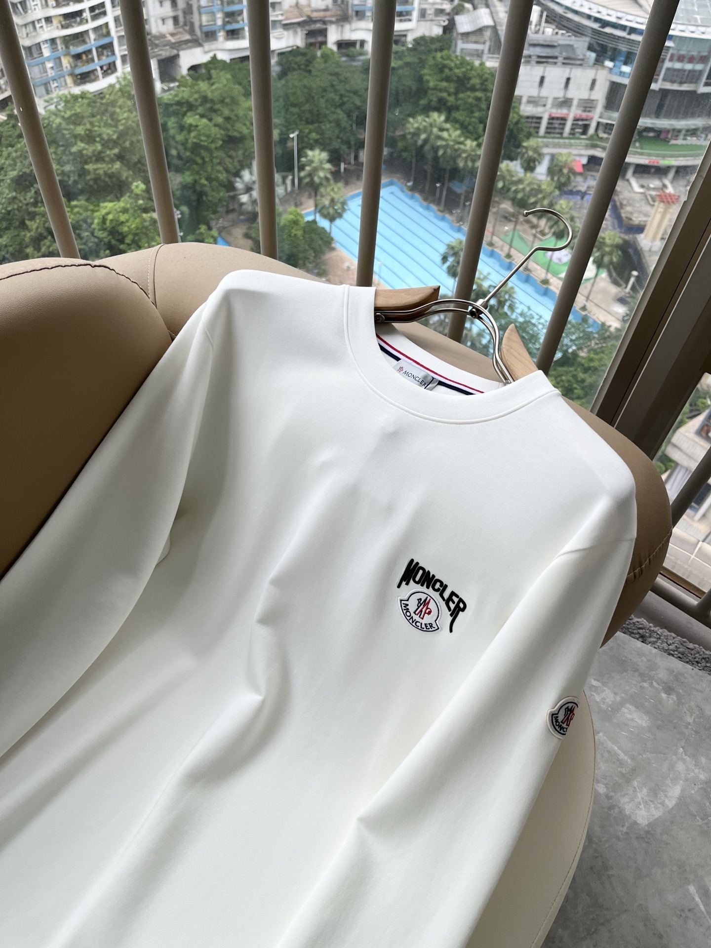 Moncler蒙口2026秋冬新款贸易订单长袖打底衫,全品相!!网红款!胸前logo图案刺绣设计!上身舒适透气,不僵硬, Moncler蒙口2026秋冬新款贸易订单长袖打底衫,全品相!!网红款!胸前logo图案刺绣设计!上身舒适透气,不僵硬,