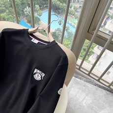 Moncler蒙口2026秋冬新款贸易订单长袖打底衫,全品相!!网红款!胸前logo图案刺绣设计!上身舒适透气,不僵硬, Moncler蒙口2026秋冬新款贸易订单长袖打底衫,全品相!!网红款!胸前logo图案刺绣设计!上身舒适透气,不僵硬,