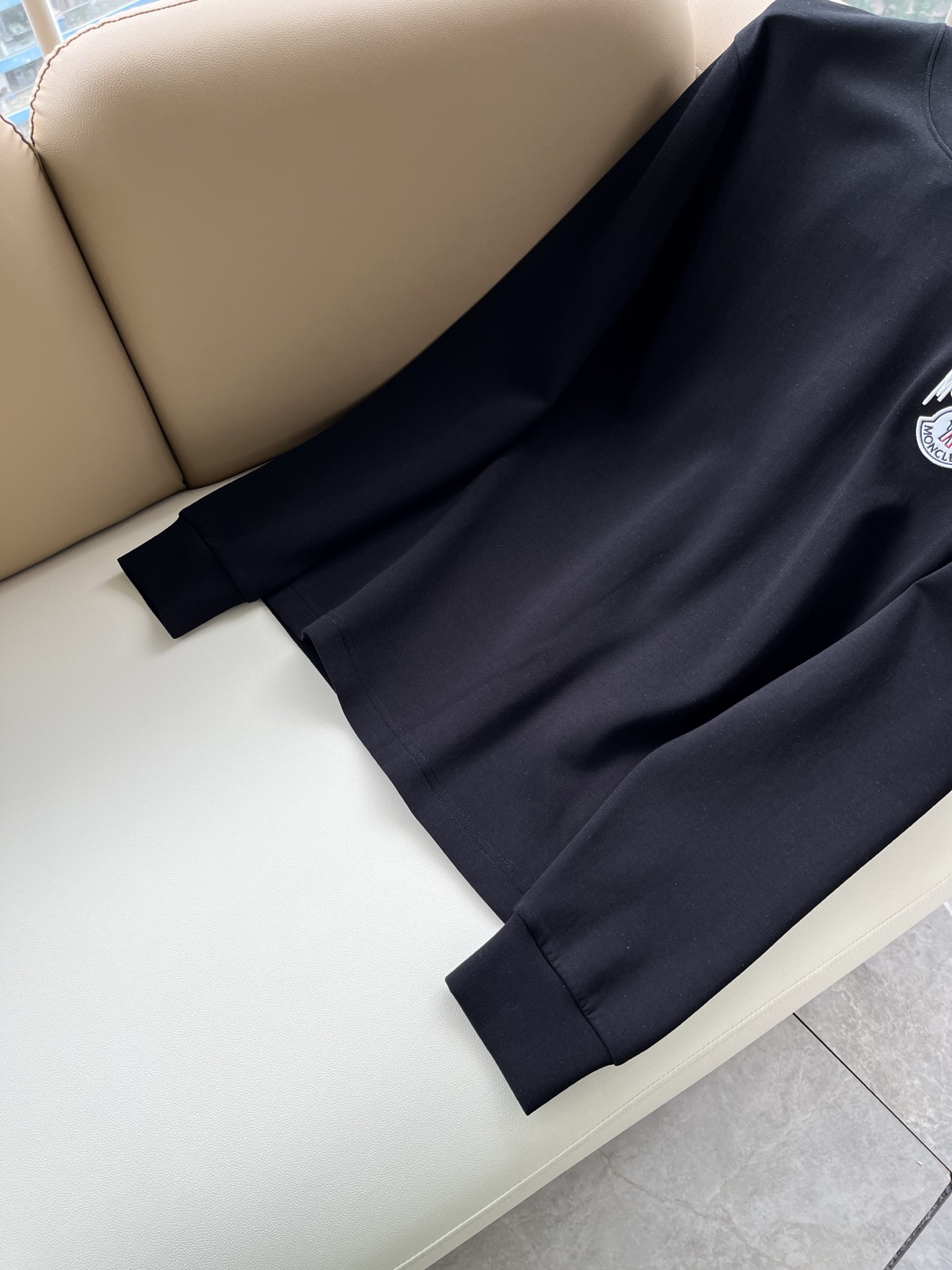Moncler蒙口2026秋冬新款贸易订单长袖打底衫,全品相!!网红款!胸前logo图案刺绣设计!上身舒适透气,不僵硬, Moncler蒙口2026秋冬新款贸易订单长袖打底衫,全品相!!网红款!胸前logo图案刺绣设计!上身舒适透气,不僵硬,