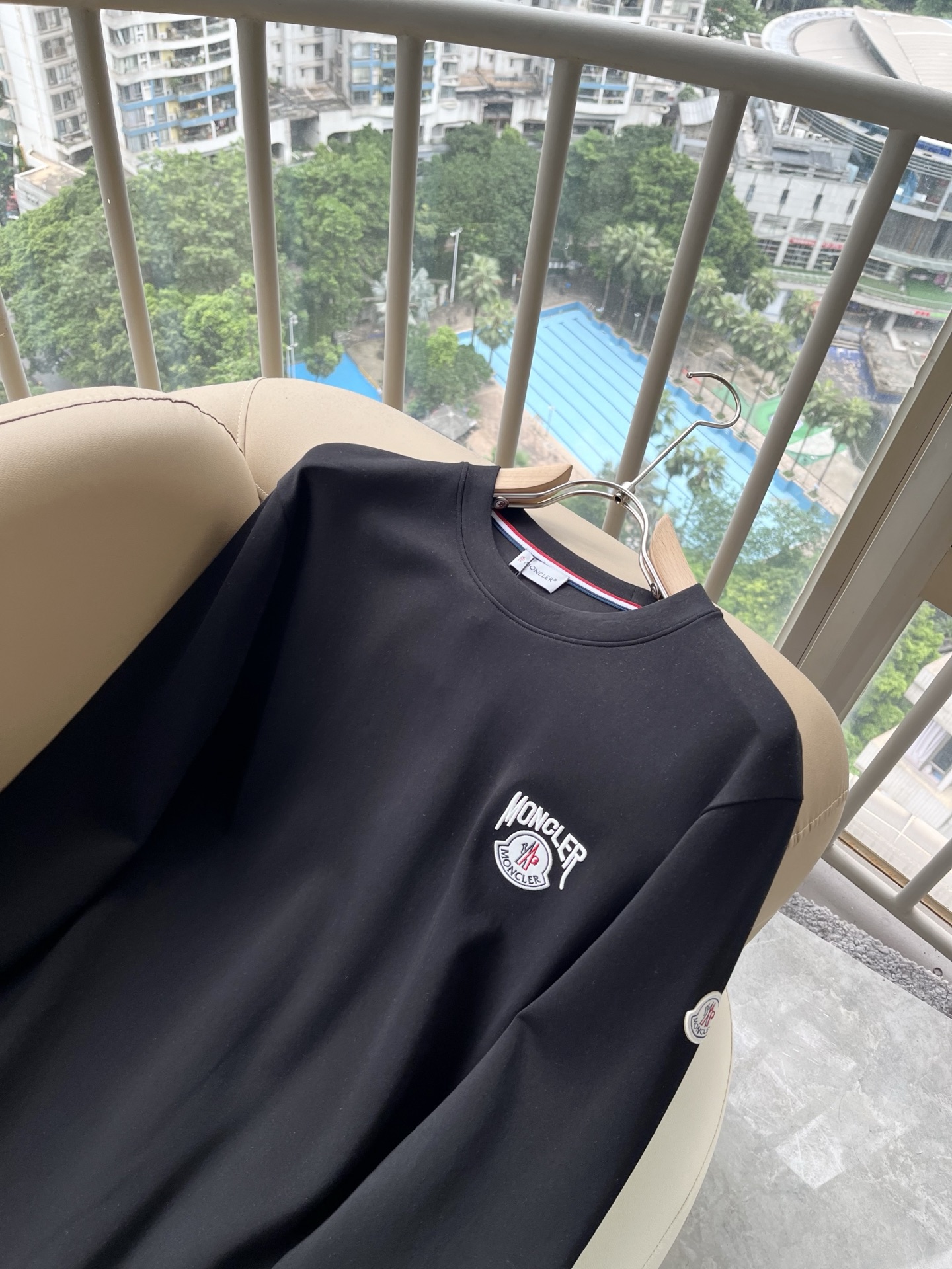 Moncler蒙口2026秋冬新款贸易订单长袖打底衫,全品相!!网红款!胸前logo图案刺绣设计!上身舒适透气,不僵硬, Moncler蒙口2026秋冬新款贸易订单长袖打底衫,全品相!!网红款!胸前logo图案刺绣设计!上身舒适透气,不僵硬,