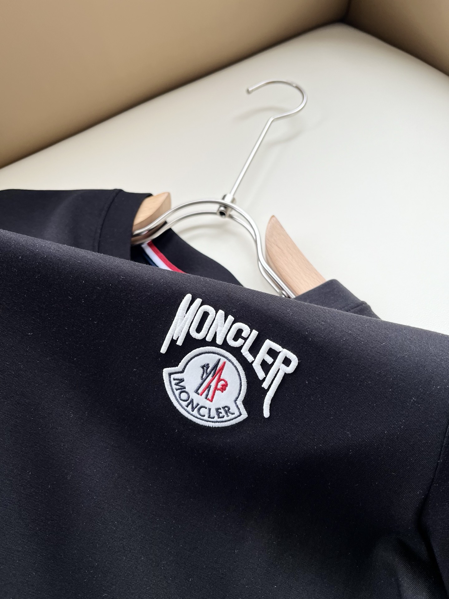 Moncler蒙口2026秋冬新款贸易订单长袖打底衫,全品相!!网红款!胸前logo图案刺绣设计!上身舒适透气,不僵硬, Moncler蒙口2026秋冬新款贸易订单长袖打底衫,全品相!!网红款!胸前logo图案刺绣设计!上身舒适透气,不僵硬,