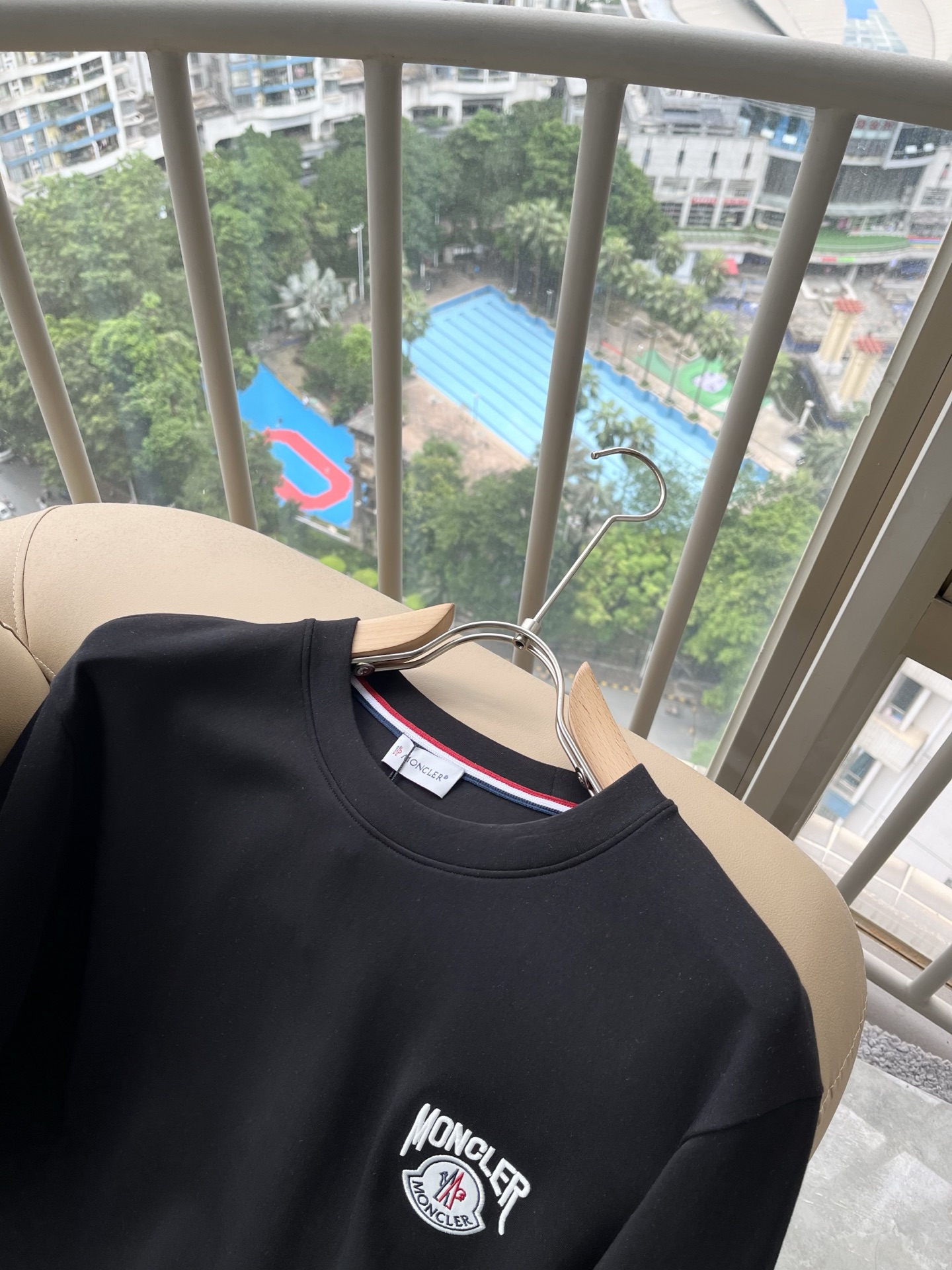 Moncler蒙口2026秋冬新款贸易订单长袖打底衫,全品相!!网红款!胸前logo图案刺绣设计!上身舒适透气,不僵硬, Moncler蒙口2026秋冬新款贸易订单长袖打底衫,全品相!!网红款!胸前logo图案刺绣设计!上身舒适透气,不僵硬,