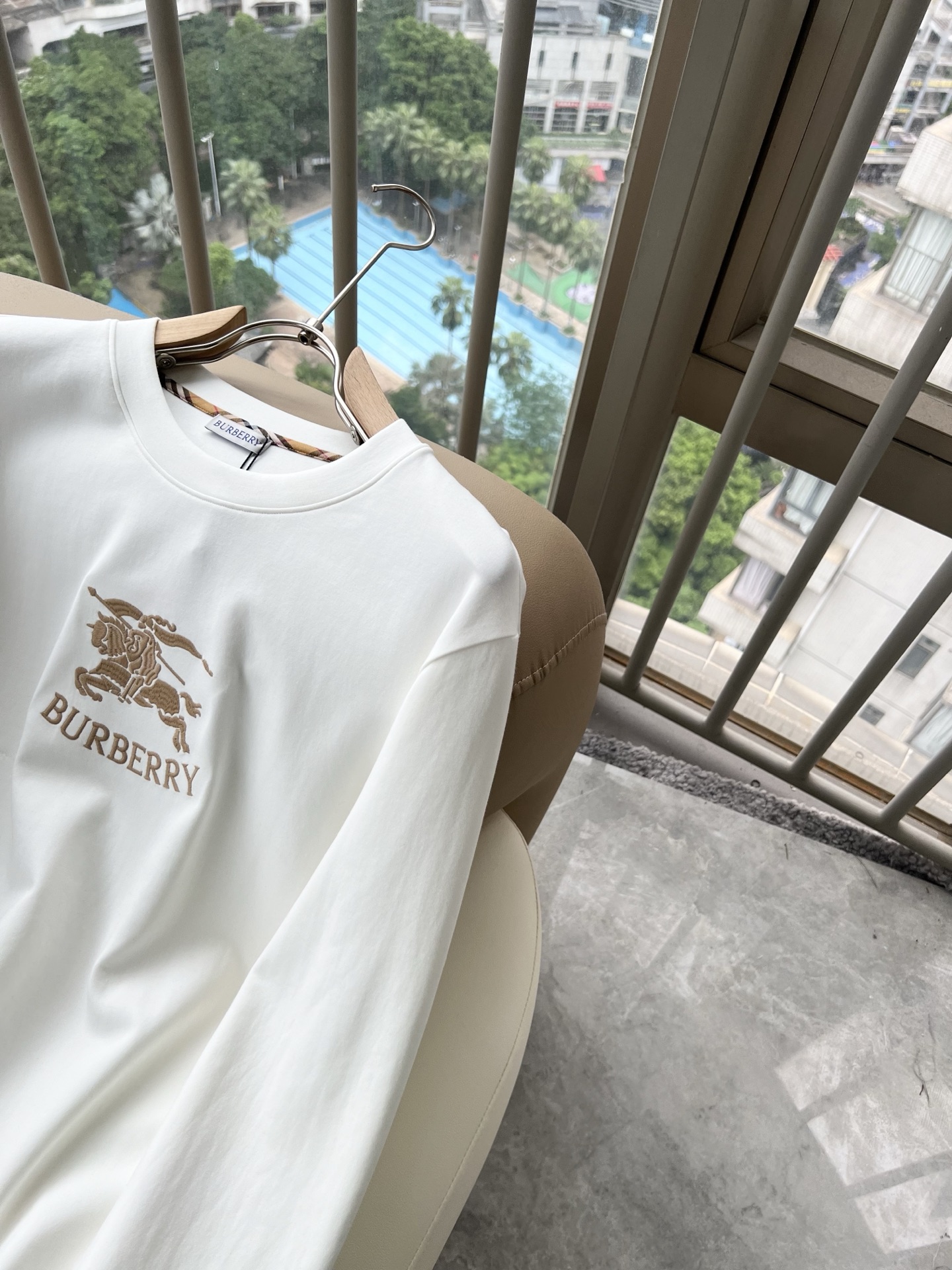 Bur*erry 巴*莉 2026秋冬新款男士长袖打底,品牌最新设计元素!既不单调也不复杂,恰到好处的展现品味!客供顶级 Bur*erry 巴*莉 2026秋冬新款男士长袖打底,品牌最新设计元素!既不单调也不复杂,恰到好处的展现品味!客供顶级