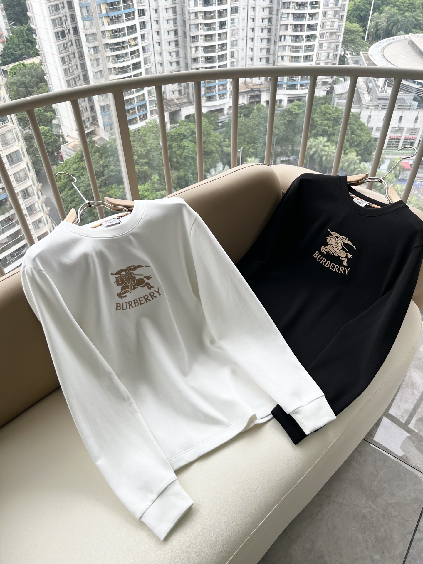 Bur*erry 巴*莉 2026秋冬新款男士长袖打底,品牌最新设计元素!既不单调也不复杂,恰到好处的展现品味!客供顶级 Bur*erry 巴*莉 2026秋冬新款男士长袖打底,品牌最新设计元素!既不单调也不复杂,恰到好处的展现品味!客供顶级