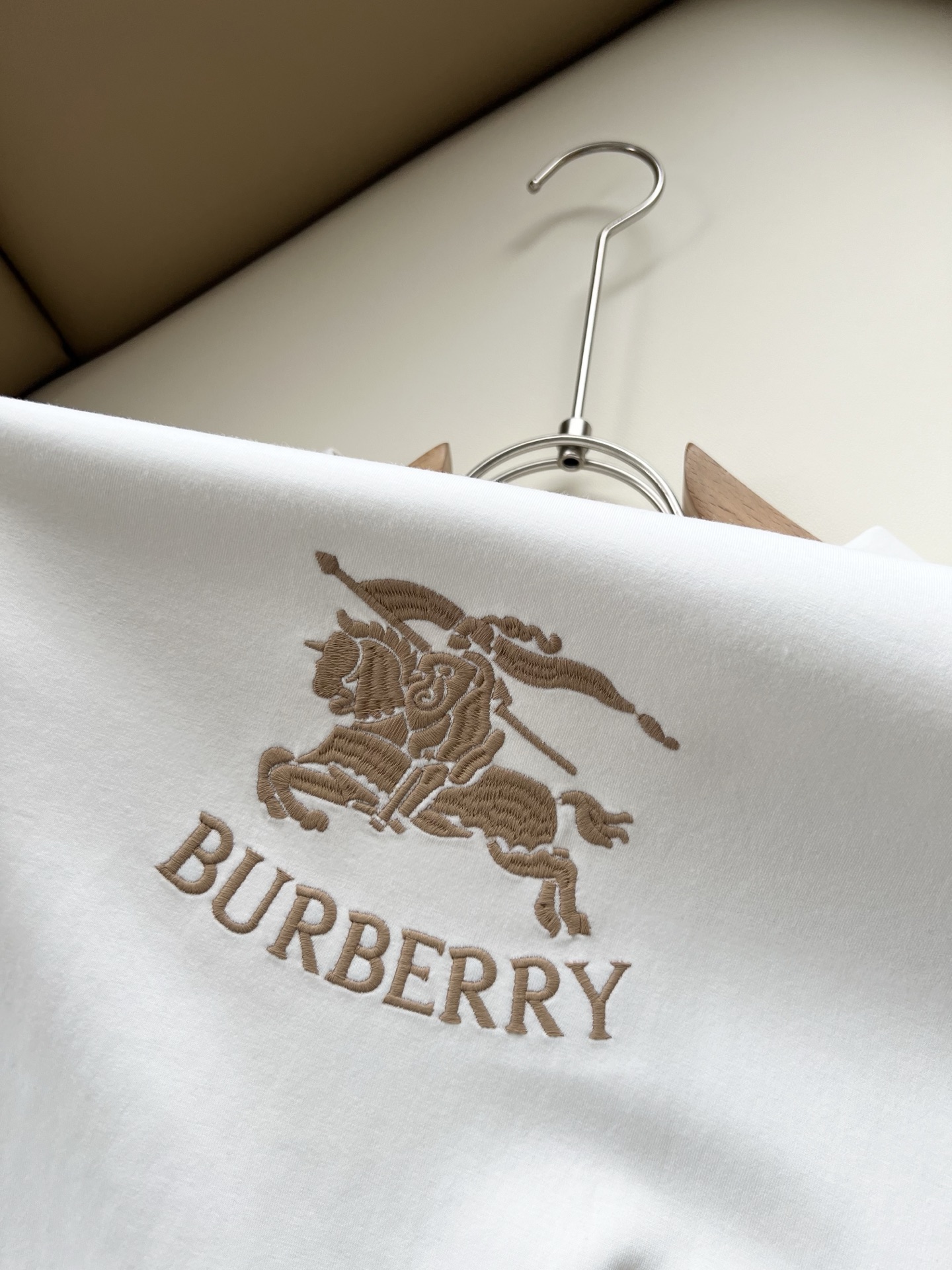 Bur*erry 巴*莉 2026秋冬新款男士长袖打底,品牌最新设计元素!既不单调也不复杂,恰到好处的展现品味!客供顶级 Bur*erry 巴*莉 2026秋冬新款男士长袖打底,品牌最新设计元素!既不单调也不复杂,恰到好处的展现品味!客供顶级