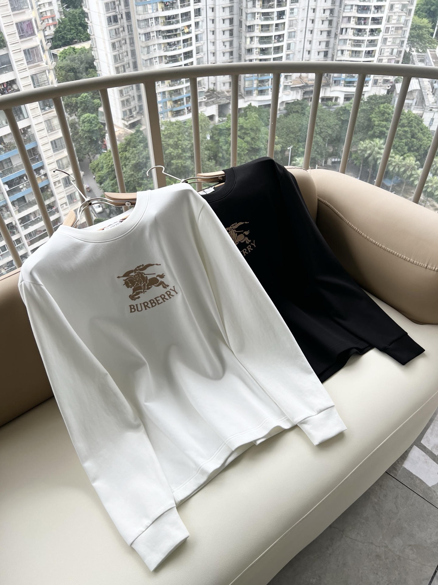 Bur*erry 巴*莉 2026秋冬新款男士长袖打底,品牌最新设计元素!既不单调也不复杂,恰到好处的展现品味!客供顶级 Bur*erry 巴*莉 2026秋冬新款男士长袖打底,品牌最新设计元素!既不单调也不复杂,恰到好处的展现品味!客供顶级
