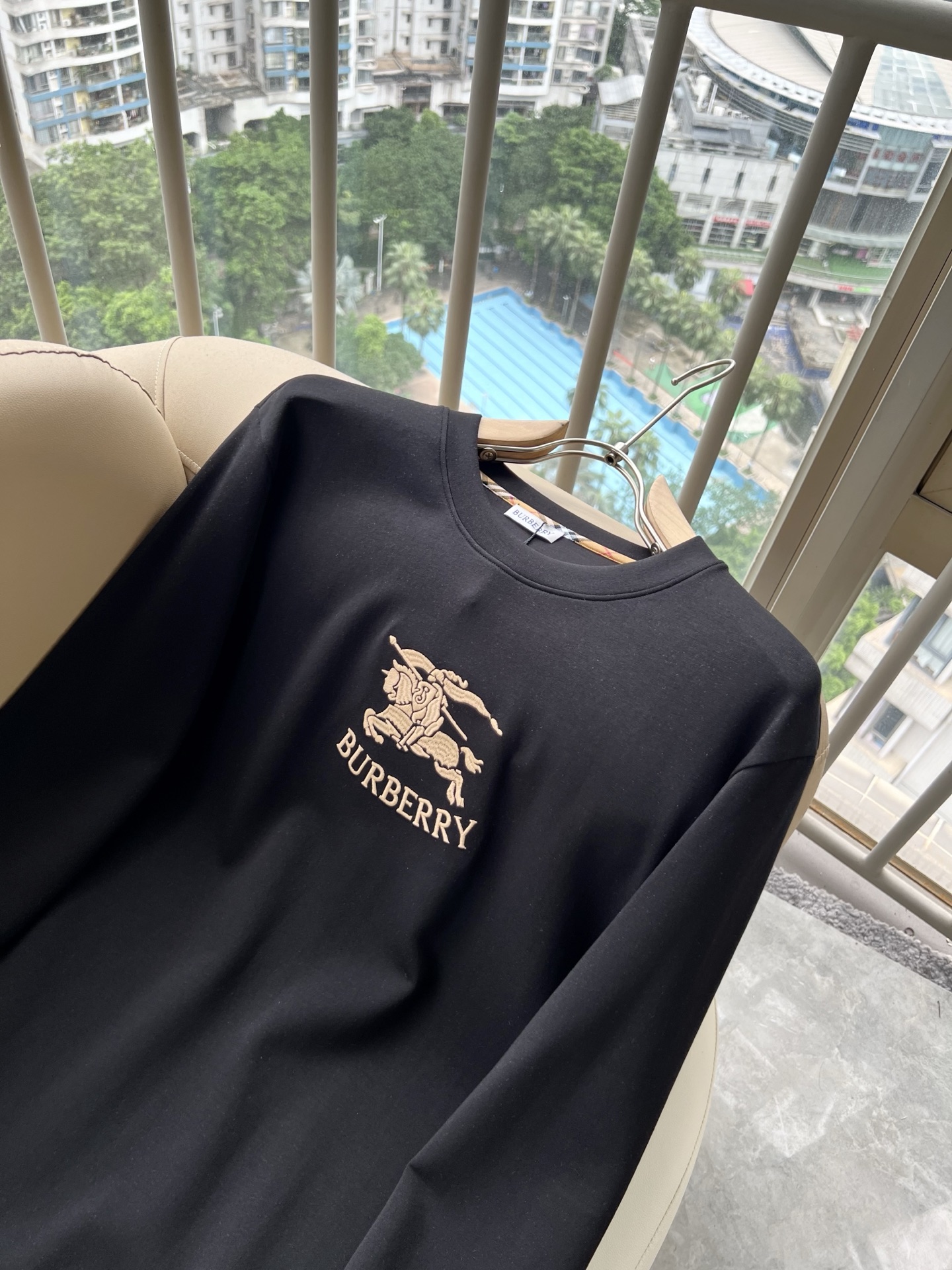 Bur*erry 巴*莉 2026秋冬新款男士长袖打底,品牌最新设计元素!既不单调也不复杂,恰到好处的展现品味!客供顶级 Bur*erry 巴*莉 2026秋冬新款男士长袖打底,品牌最新设计元素!既不单调也不复杂,恰到好处的展现品味!客供顶级