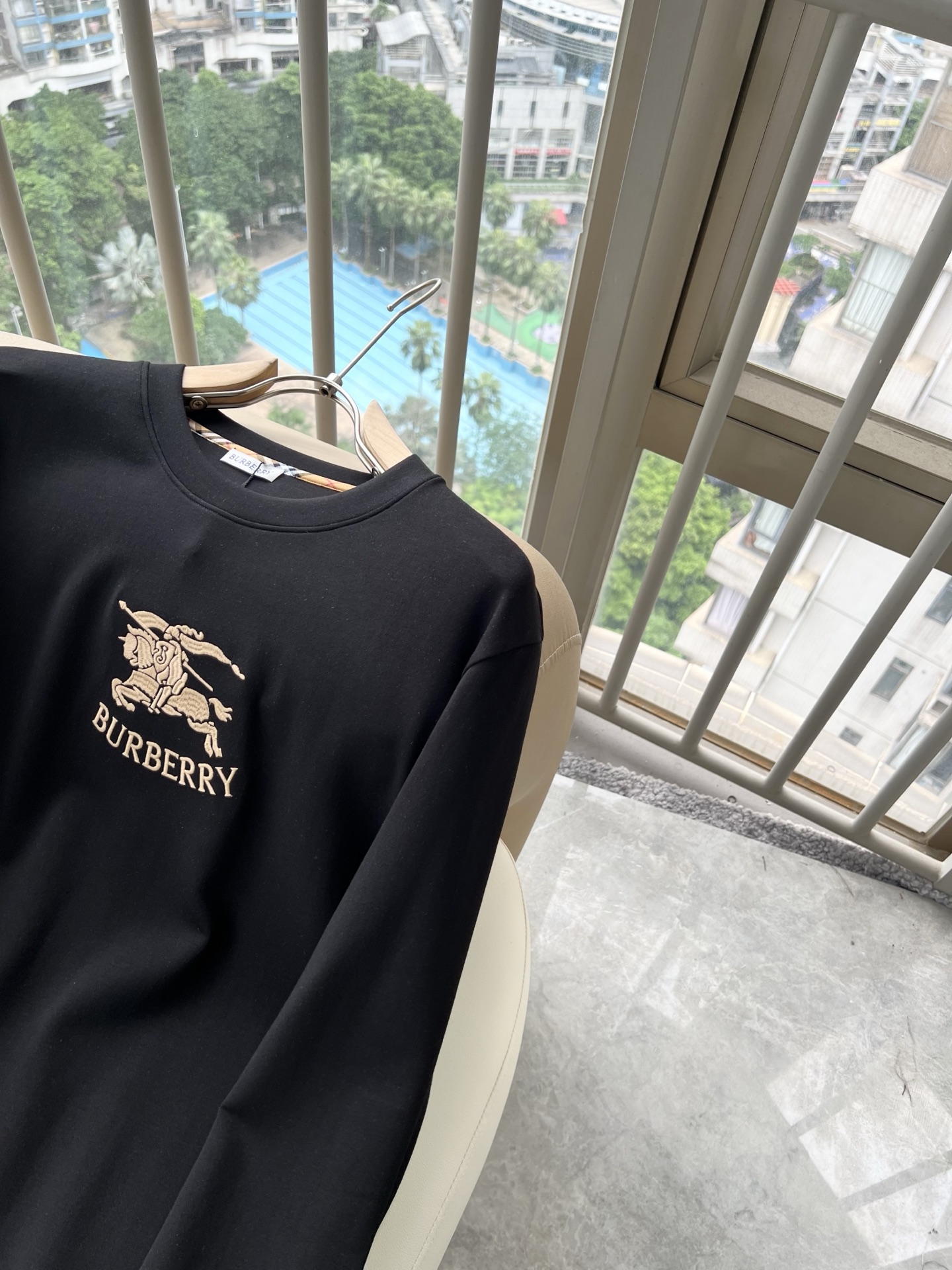 Bur*erry 巴*莉 2026秋冬新款男士长袖打底,品牌最新设计元素!既不单调也不复杂,恰到好处的展现品味!客供顶级 Bur*erry 巴*莉 2026秋冬新款男士长袖打底,品牌最新设计元素!既不单调也不复杂,恰到好处的展现品味!客供顶级