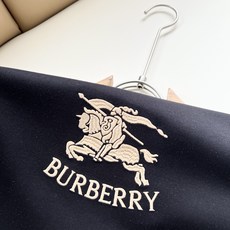 Bur*erry 巴*莉 2026秋冬新款男士长袖打底,品牌最新设计元素!既不单调也不复杂,恰到好处的展现品味!客供顶级 Bur*erry 巴*莉 2026秋冬新款男士长袖打底,品牌最新设计元素!既不单调也不复杂,恰到好处的展现品味!客供顶级
