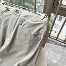 ARCTER*X始*祖鸟 2026春夏新款休闲运动风格休闲裤,户外品牌可能大家第一想到的就是加拿大鹅、始祖鸟。给人一种标 ARCTER*X始*祖鸟 2026春夏新款休闲运动风格休闲裤,户外品牌可能大家第一想到的就是加拿大鹅、始祖鸟。给人一种标