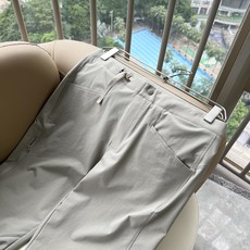 ARCTER*X始*祖鸟 2026春夏新款休闲运动风格休闲裤,户外品牌可能大家第一想到的就是加拿大鹅、始祖鸟。给人一种标 ARCTER*X始*祖鸟 2026春夏新款休闲运动风格休闲裤,户外品牌可能大家第一想到的就是加拿大鹅、始祖鸟。给人一种标