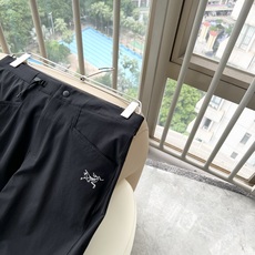 ARCTER*X始*祖鸟 2026春夏新款休闲运动风格休闲裤,户外品牌可能大家第一想到的就是加拿大鹅、始祖鸟。给人一种标 ARCTER*X始*祖鸟 2026春夏新款休闲运动风格休闲裤,户外品牌可能大家第一想到的就是加拿大鹅、始祖鸟。给人一种标