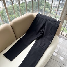 ARCTER*X始*祖鸟 2026春夏新款休闲运动风格休闲裤,户外品牌可能大家第一想到的就是加拿大鹅、始祖鸟。给人一种标 ARCTER*X始*祖鸟 2026春夏新款休闲运动风格休闲裤,户外品牌可能大家第一想到的就是加拿大鹅、始祖鸟。给人一种标