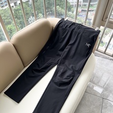 ARCTER*X始*祖鸟 2026春夏新款休闲运动风格休闲裤,户外品牌可能大家第一想到的就是加拿大鹅、始祖鸟。给人一种标 ARCTER*X始*祖鸟 2026春夏新款休闲运动风格休闲裤,户外品牌可能大家第一想到的就是加拿大鹅、始祖鸟。给人一种标