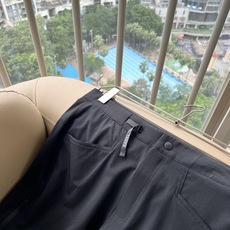 ARCTER*X始*祖鸟 2026春夏新款休闲运动风格休闲裤,户外品牌可能大家第一想到的就是加拿大鹅、始祖鸟。给人一种标 ARCTER*X始*祖鸟 2026春夏新款休闲运动风格休闲裤,户外品牌可能大家第一想到的就是加拿大鹅、始祖鸟。给人一种标