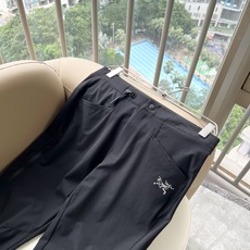 ARCTER*X始*祖鸟 2026春夏新款休闲运动风格休闲裤,户外品牌可能大家第一想到的就是加拿大鹅、始祖鸟。给人一种标 ARCTER*X始*祖鸟 2026春夏新款休闲运动风格休闲裤,户外品牌可能大家第一想到的就是加拿大鹅、始祖鸟。给人一种标