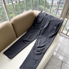 ARCTER*X始*祖鸟 2026春夏新款休闲运动风格休闲裤,户外品牌可能大家第一想到的就是加拿大鹅、始祖鸟。给人一种标 ARCTER*X始*祖鸟 2026春夏新款休闲运动风格休闲裤,户外品牌可能大家第一想到的就是加拿大鹅、始祖鸟。给人一种标