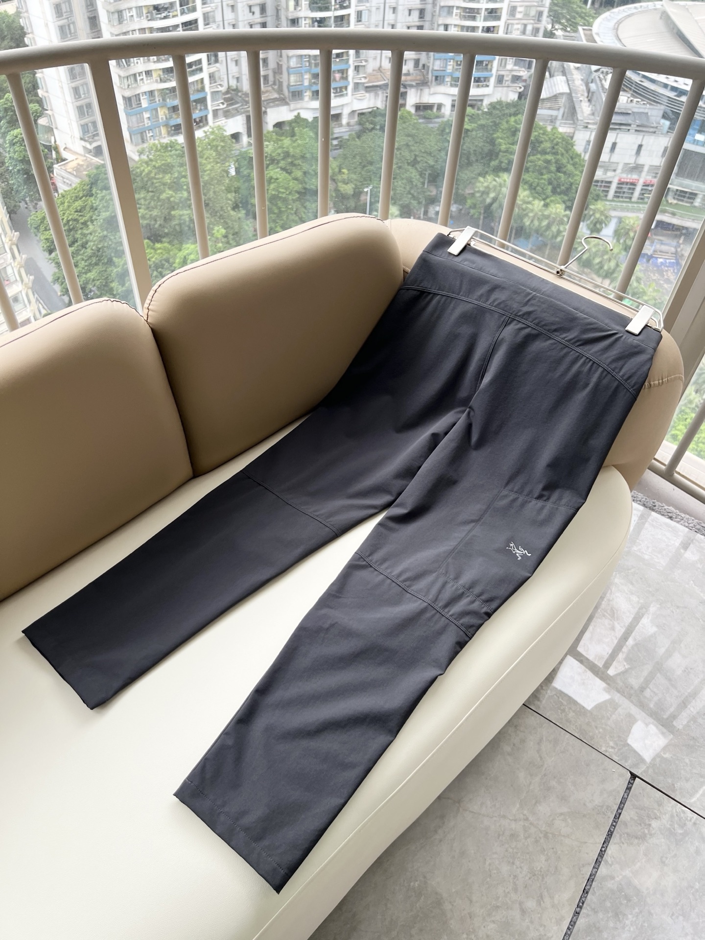 ARCTER*X始*祖鸟 2026春夏新款休闲运动风格休闲裤,户外品牌可能大家第一想到的就是加拿大鹅、始祖鸟。给人一种标 ARCTER*X始*祖鸟 2026春夏新款休闲运动风格休闲裤,户外品牌可能大家第一想到的就是加拿大鹅、始祖鸟。给人一种标