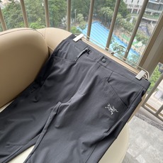 ARCTER*X始*祖鸟 2026春夏新款休闲运动风格休闲裤,户外品牌可能大家第一想到的就是加拿大鹅、始祖鸟。给人一种标 ARCTER*X始*祖鸟 2026春夏新款休闲运动风格休闲裤,户外品牌可能大家第一想到的就是加拿大鹅、始祖鸟。给人一种标