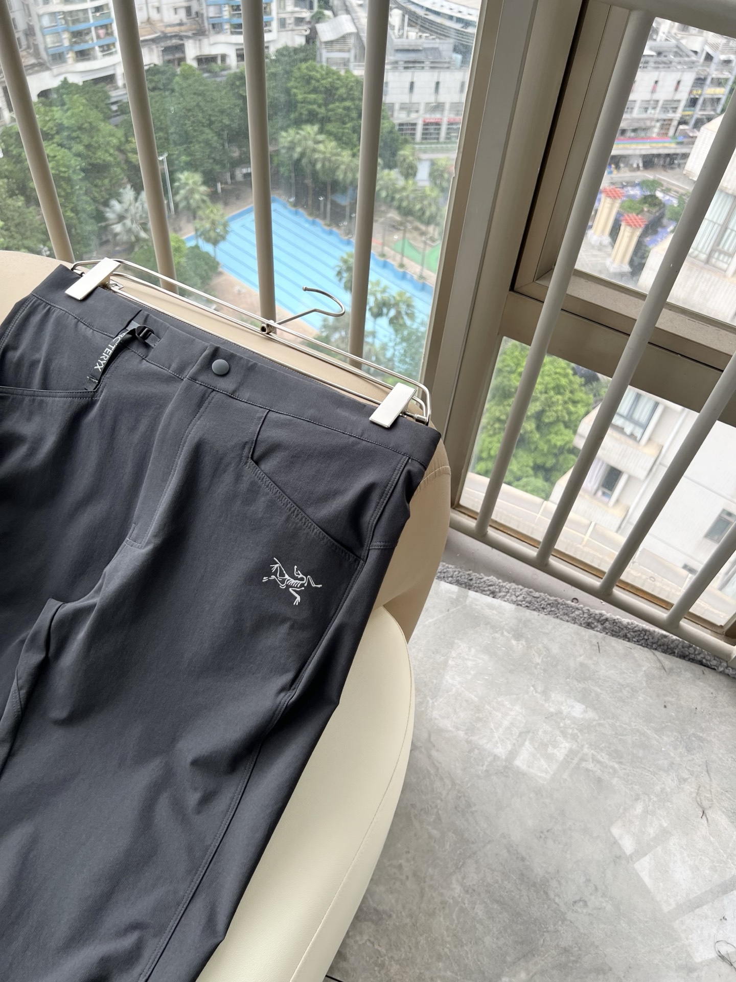 ARCTER*X始*祖鸟 2026春夏新款休闲运动风格休闲裤,户外品牌可能大家第一想到的就是加拿大鹅、始祖鸟。给人一种标 ARCTER*X始*祖鸟 2026春夏新款休闲运动风格休闲裤,户外品牌可能大家第一想到的就是加拿大鹅、始祖鸟。给人一种标