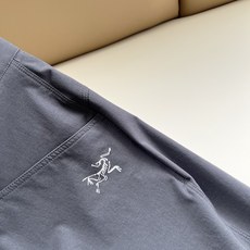 ARCTER*X始*祖鸟 2026春夏新款休闲运动风格休闲裤,户外品牌可能大家第一想到的就是加拿大鹅、始祖鸟。给人一种标 ARCTER*X始*祖鸟 2026春夏新款休闲运动风格休闲裤,户外品牌可能大家第一想到的就是加拿大鹅、始祖鸟。给人一种标