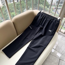ARCTER*X始*祖鸟 2026春夏新款休闲运动风格休闲裤,户外品牌可能大家第一想到的就是加拿大鹅、始祖鸟。给人一种标 ARCTER*X始*祖鸟 2026春夏新款休闲运动风格休闲裤,户外品牌可能大家第一想到的就是加拿大鹅、始祖鸟。给人一种标