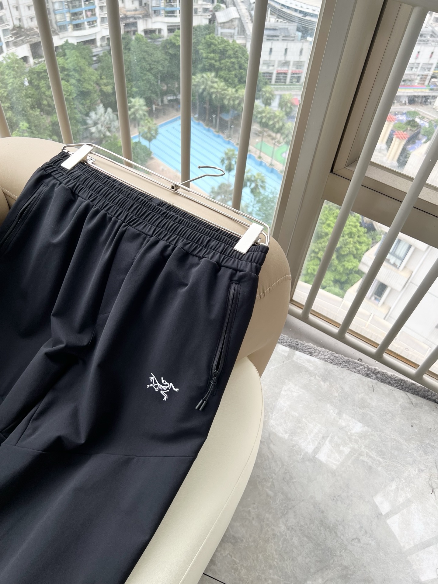 ARCTER*X始*祖鸟 2026春夏新款休闲运动风格休闲裤,户外品牌可能大家第一想到的就是加拿大鹅、始祖鸟。给人一种标 ARCTER*X始*祖鸟 2026春夏新款休闲运动风格休闲裤,户外品牌可能大家第一想到的就是加拿大鹅、始祖鸟。给人一种标