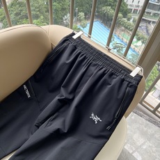 ARCTER*X始*祖鸟 2026春夏新款休闲运动风格休闲裤,户外品牌可能大家第一想到的就是加拿大鹅、始祖鸟。给人一种标 ARCTER*X始*祖鸟 2026春夏新款休闲运动风格休闲裤,户外品牌可能大家第一想到的就是加拿大鹅、始祖鸟。给人一种标