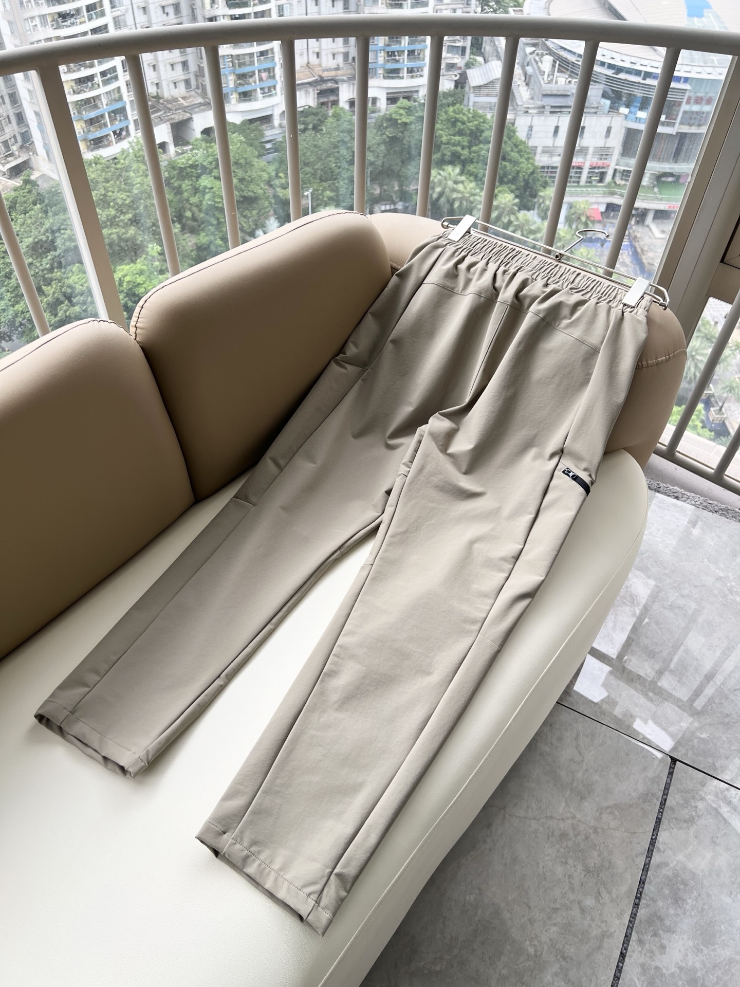 ARCTER*X始*祖鸟 2026春夏新款休闲运动风格休闲裤,户外品牌可能大家第一想到的就是加拿大鹅、始祖鸟。给人一种标 ARCTER*X始*祖鸟 2026春夏新款休闲运动风格休闲裤,户外品牌可能大家第一想到的就是加拿大鹅、始祖鸟。给人一种标