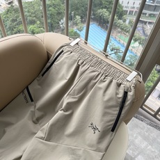 ARCTER*X始*祖鸟 2026春夏新款休闲运动风格休闲裤,户外品牌可能大家第一想到的就是加拿大鹅、始祖鸟。给人一种标 ARCTER*X始*祖鸟 2026春夏新款休闲运动风格休闲裤,户外品牌可能大家第一想到的就是加拿大鹅、始祖鸟。给人一种标
