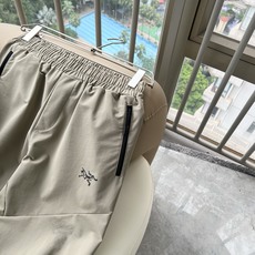 ARCTER*X始*祖鸟 2026春夏新款休闲运动风格休闲裤,户外品牌可能大家第一想到的就是加拿大鹅、始祖鸟。给人一种标 ARCTER*X始*祖鸟 2026春夏新款休闲运动风格休闲裤,户外品牌可能大家第一想到的就是加拿大鹅、始祖鸟。给人一种标