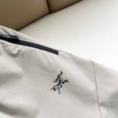 ARCTER*X始*祖鸟 2026春夏新款休闲运动风格休闲裤,户外品牌可能大家第一想到的就是加拿大鹅、始祖鸟。给人一种标 ARCTER*X始*祖鸟 2026春夏新款休闲运动风格休闲裤,户外品牌可能大家第一想到的就是加拿大鹅、始祖鸟。给人一种标