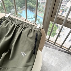 ARCTER*X始*祖鸟 2026春夏新款休闲运动风格休闲裤,户外品牌可能大家第一想到的就是加拿大鹅、始祖鸟。给人一种标 ARCTER*X始*祖鸟 2026春夏新款休闲运动风格休闲裤,户外品牌可能大家第一想到的就是加拿大鹅、始祖鸟。给人一种标