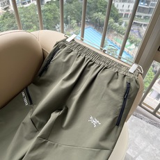 ARCTER*X始*祖鸟 2026春夏新款休闲运动风格休闲裤,户外品牌可能大家第一想到的就是加拿大鹅、始祖鸟。给人一种标 ARCTER*X始*祖鸟 2026春夏新款休闲运动风格休闲裤,户外品牌可能大家第一想到的就是加拿大鹅、始祖鸟。给人一种标