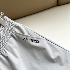 ARCTER*X始*祖鸟 2026春夏新款休闲运动风格休闲裤,户外品牌可能大家第一想到的就是加拿大鹅、始祖鸟。给人一种标 ARCTER*X始*祖鸟 2026春夏新款休闲运动风格休闲裤,户外品牌可能大家第一想到的就是加拿大鹅、始祖鸟。给人一种标