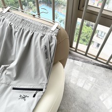 ARCTER*X始*祖鸟 2026春夏新款休闲运动风格休闲裤,户外品牌可能大家第一想到的就是加拿大鹅、始祖鸟。给人一种标 ARCTER*X始*祖鸟 2026春夏新款休闲运动风格休闲裤,户外品牌可能大家第一想到的就是加拿大鹅、始祖鸟。给人一种标