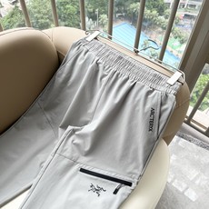 ARCTER*X始*祖鸟 2026春夏新款休闲运动风格休闲裤,户外品牌可能大家第一想到的就是加拿大鹅、始祖鸟。给人一种标 ARCTER*X始*祖鸟 2026春夏新款休闲运动风格休闲裤,户外品牌可能大家第一想到的就是加拿大鹅、始祖鸟。给人一种标