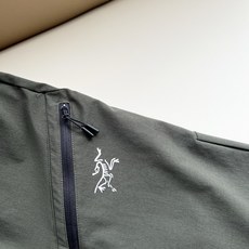ARCTER*X始*祖鸟 2026春夏新款休闲运动风格休闲裤,户外品牌可能大家第一想到的就是加拿大鹅、始祖鸟。给人一种标 ARCTER*X始*祖鸟 2026春夏新款休闲运动风格休闲裤,户外品牌可能大家第一想到的就是加拿大鹅、始祖鸟。给人一种标