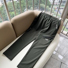 ARCTER*X始*祖鸟 2026春夏新款休闲运动风格休闲裤,户外品牌可能大家第一想到的就是加拿大鹅、始祖鸟。给人一种标 ARCTER*X始*祖鸟 2026春夏新款休闲运动风格休闲裤,户外品牌可能大家第一想到的就是加拿大鹅、始祖鸟。给人一种标