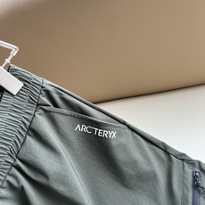 ARCTER*X始*祖鸟 2026春夏新款休闲运动风格休闲裤,户外品牌可能大家第一想到的就是加拿大鹅、始祖鸟。给人一种标 ARCTER*X始*祖鸟 2026春夏新款休闲运动风格休闲裤,户外品牌可能大家第一想到的就是加拿大鹅、始祖鸟。给人一种标