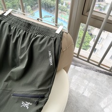 ARCTER*X始*祖鸟 2026春夏新款休闲运动风格休闲裤,户外品牌可能大家第一想到的就是加拿大鹅、始祖鸟。给人一种标 ARCTER*X始*祖鸟 2026春夏新款休闲运动风格休闲裤,户外品牌可能大家第一想到的就是加拿大鹅、始祖鸟。给人一种标