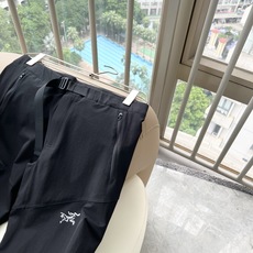 ARCTER*X始*祖鸟 2026春夏新款休闲运动风格休闲裤,户外品牌可能大家第一想到的就是加拿大鹅、始祖鸟。给人一种标 ARCTER*X始*祖鸟 2026春夏新款休闲运动风格休闲裤,户外品牌可能大家第一想到的就是加拿大鹅、始祖鸟。给人一种标